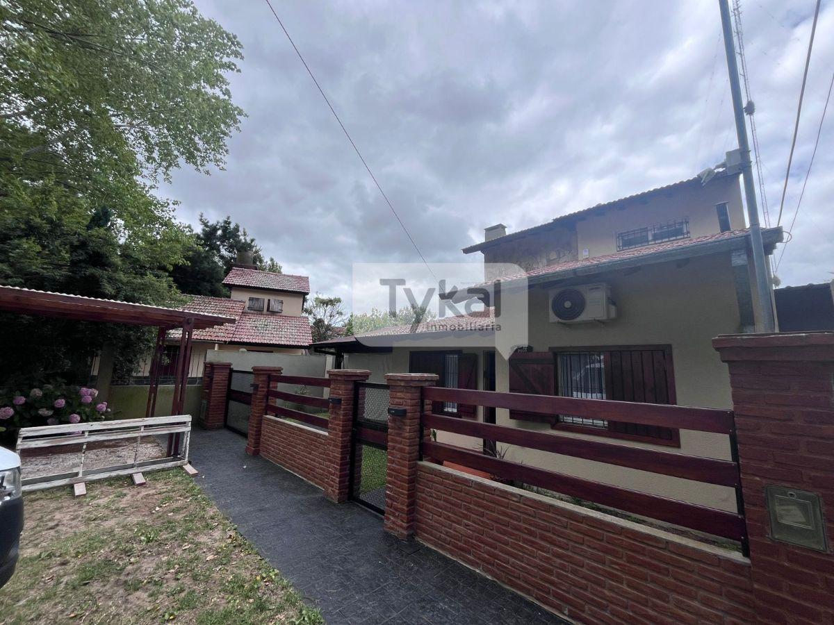 CASA EN BARRIO EZCURRA - TODOS LOS SERVICIOS !