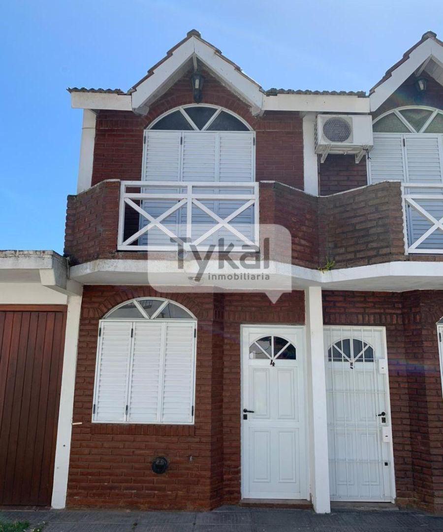 Impecable duplex con gas natural al contrafrente . Permuita por menor valor en la zona