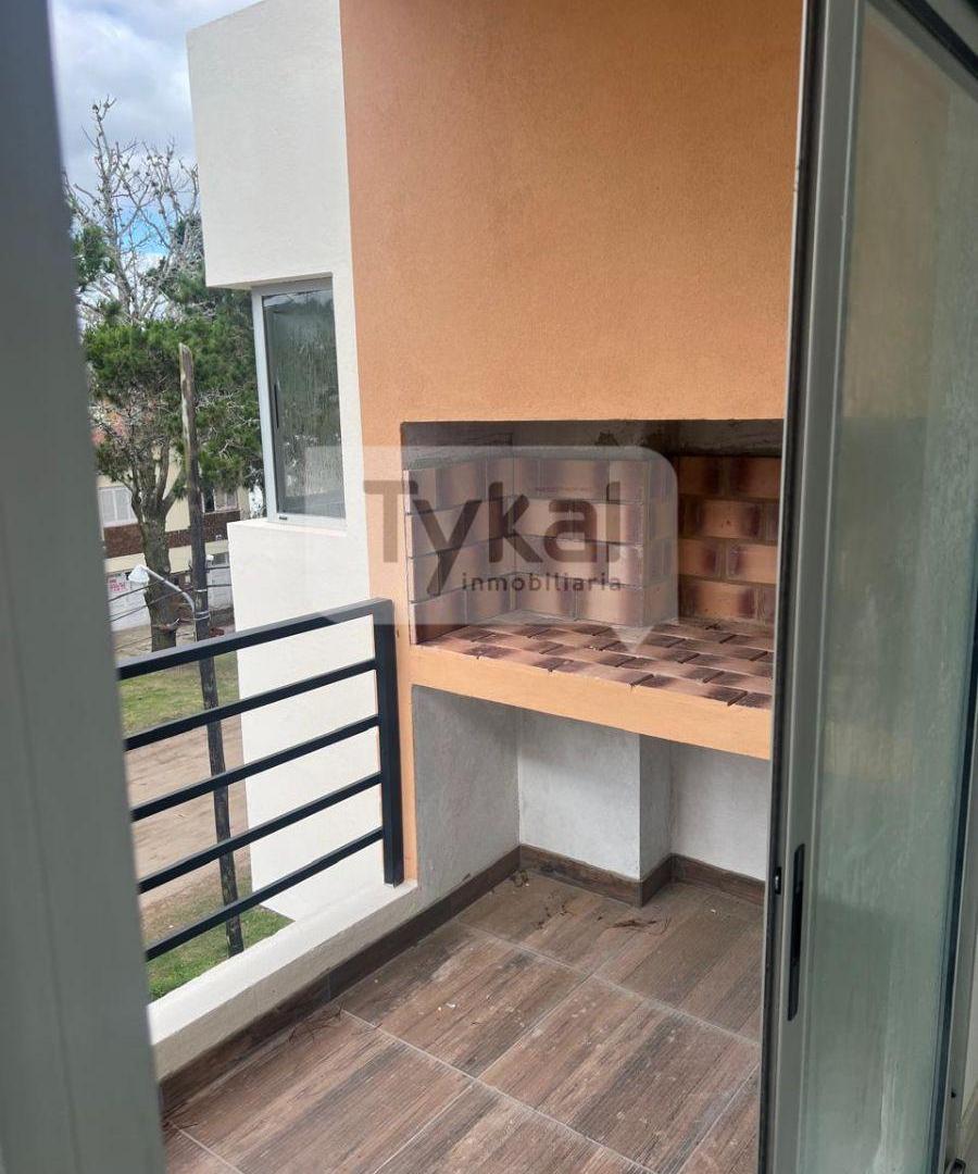 “Amplio Departamento de 3 Ambientes en Esquina | Doble Balcón, Parrilla y Cochera | Costa Azul”