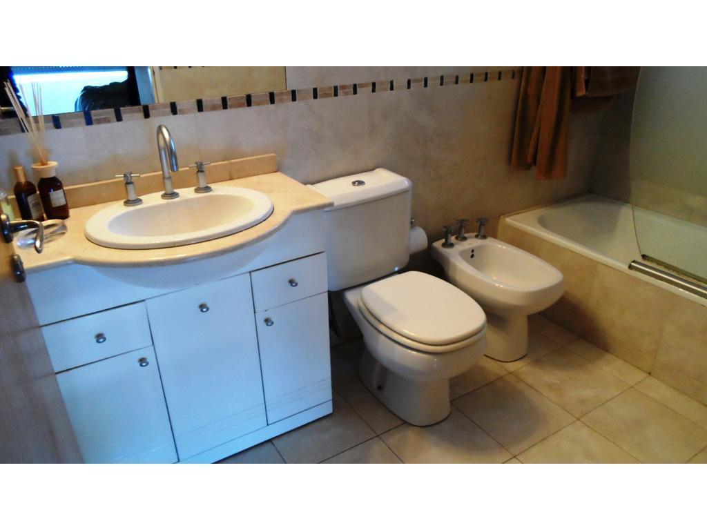 Excelente Semipiso 4 Amb Al Frente con Cochera Cubierta. Dormitorio en Suite 4