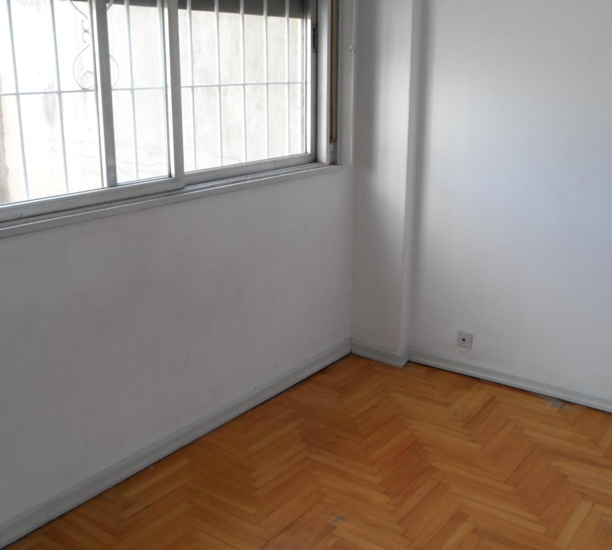 Venta en Block Subdividido. Piso Completo C/ 2 Deptos de 4 Amb C/ Coch y 2 Amb. 2
