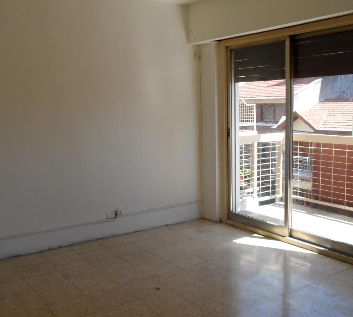 Venta en Block Subdividido. Piso Completo C/ 2 Deptos de 4 Amb C/ Coch y 2 Amb. 4