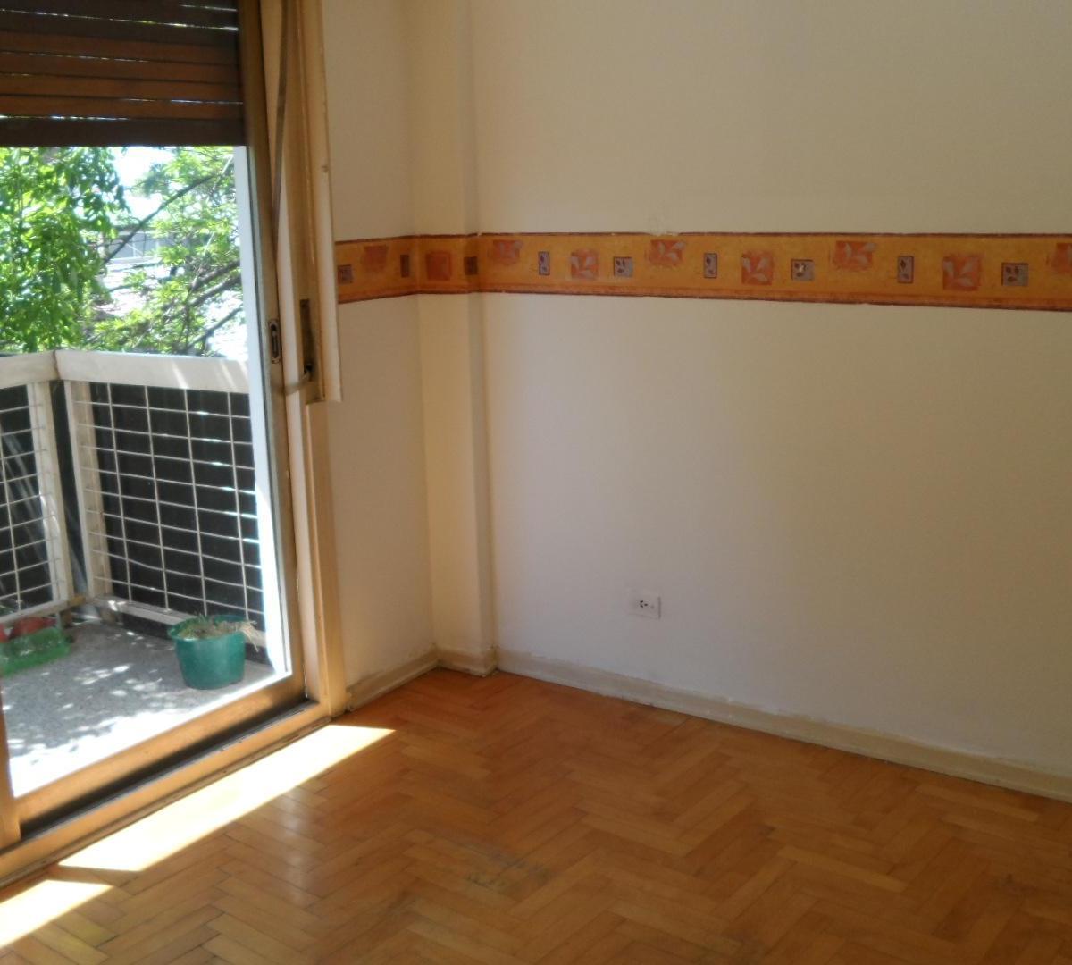 Venta en Block Subdividido. Piso Completo C/ 2 Deptos de 4 Amb C/ Coch y 2 Amb. 5