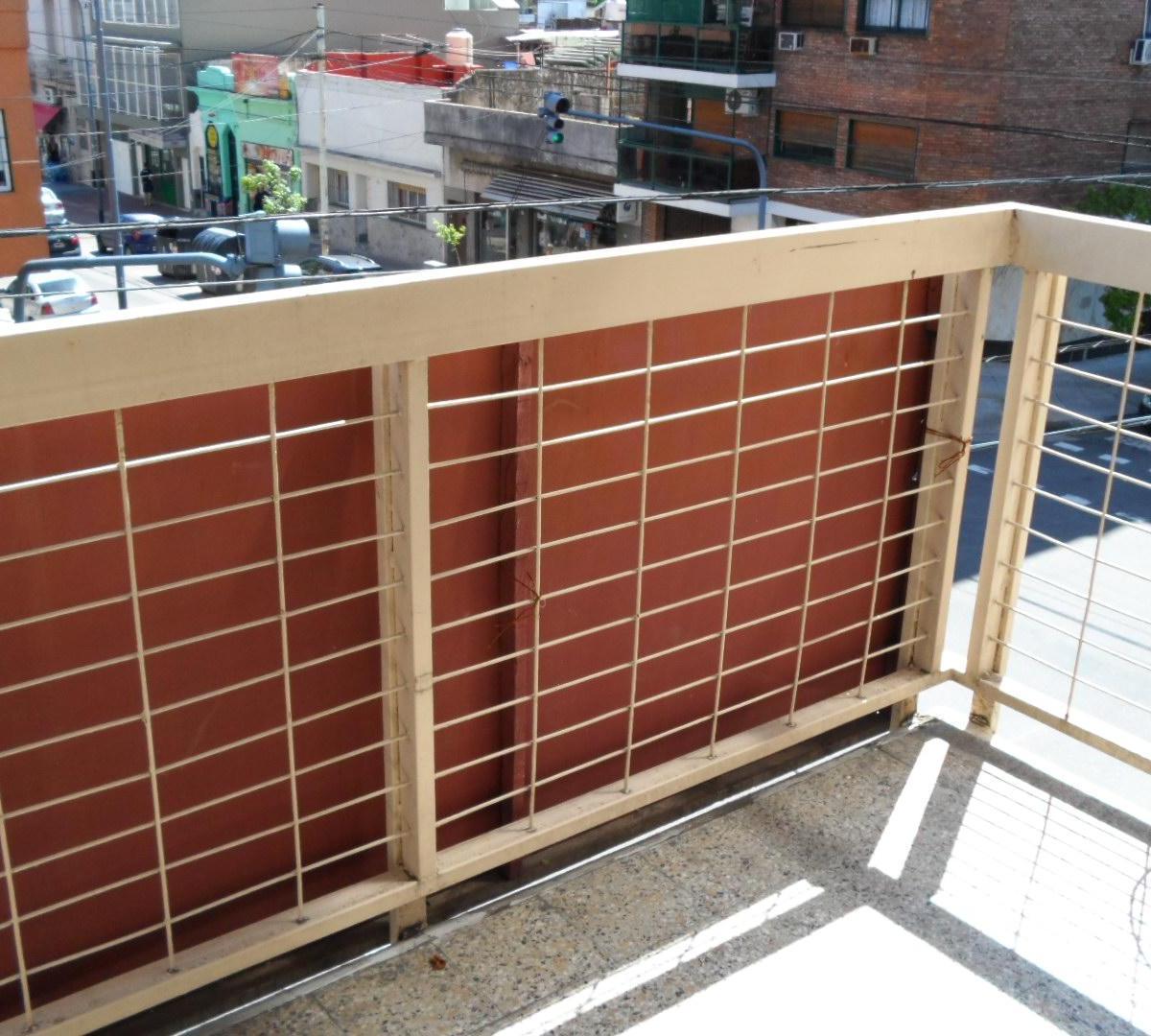 Venta en Block Subdividido. Piso Completo C/ 2 Deptos de 4 Amb C/ Coch y 2 Amb. 3