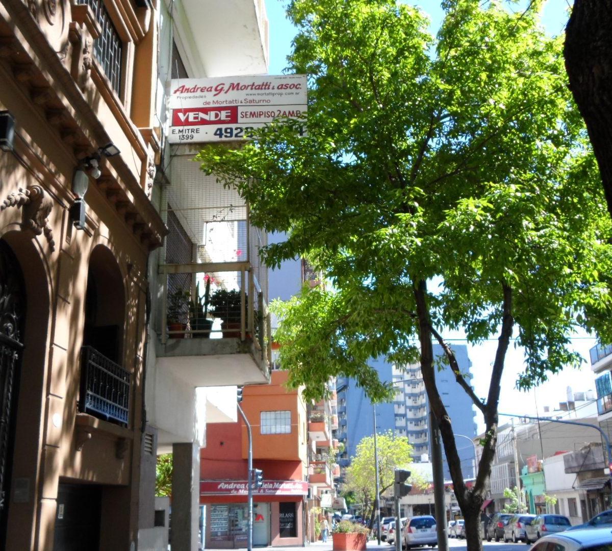 Venta en Block Subdividido. Piso Completo C/ 2 Deptos de 4 Amb C/ Coch y 2 Amb. 1