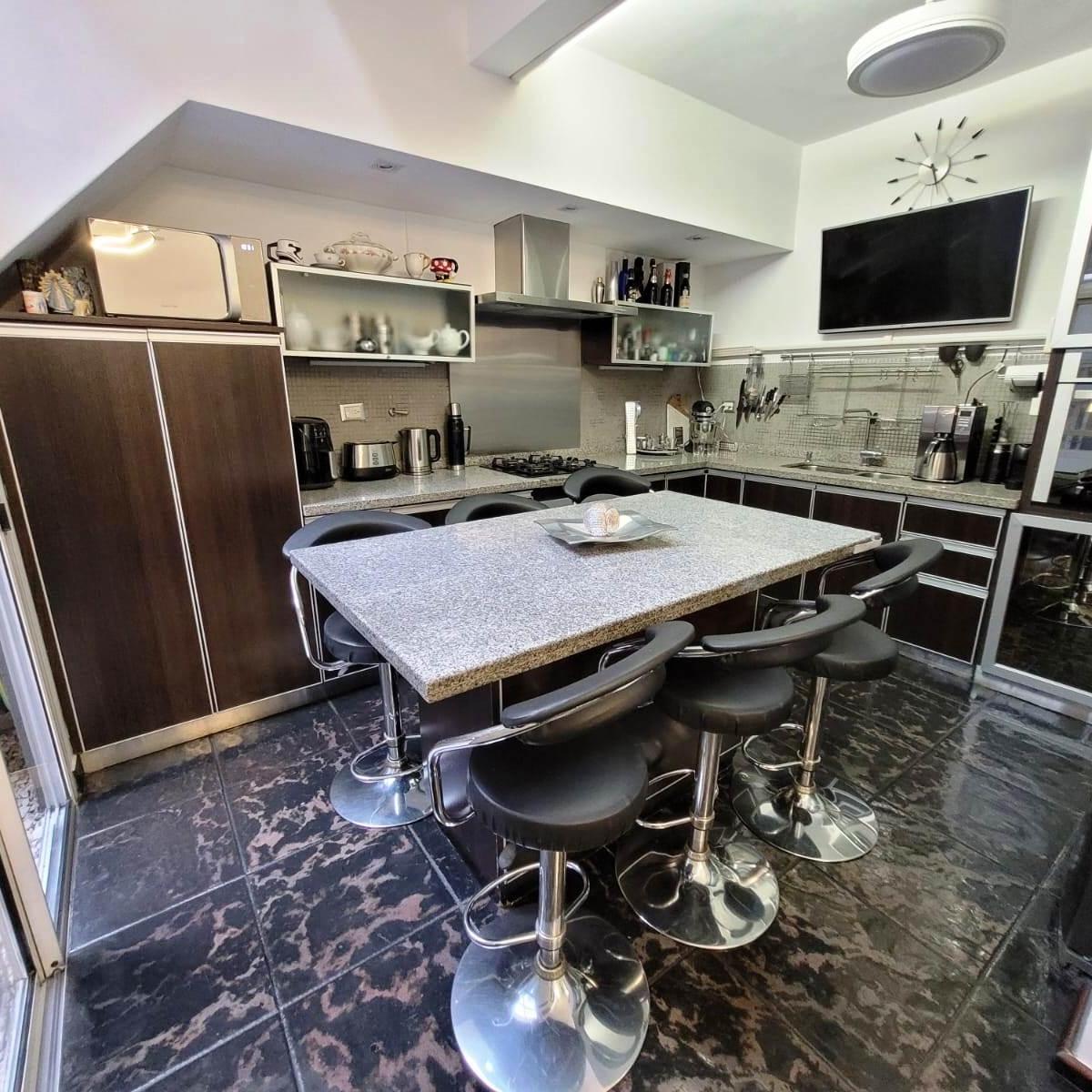 Hermoso Tipo Casa 5 Amb Remodelado! Cochera. Terraza Libre. 3 Baños. 230 m² 5