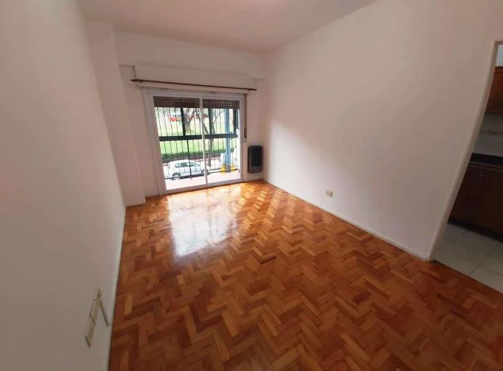 Hermoso 2 ambientes al frente. 2 balcones. Apto profesional. Excelente estado! 4