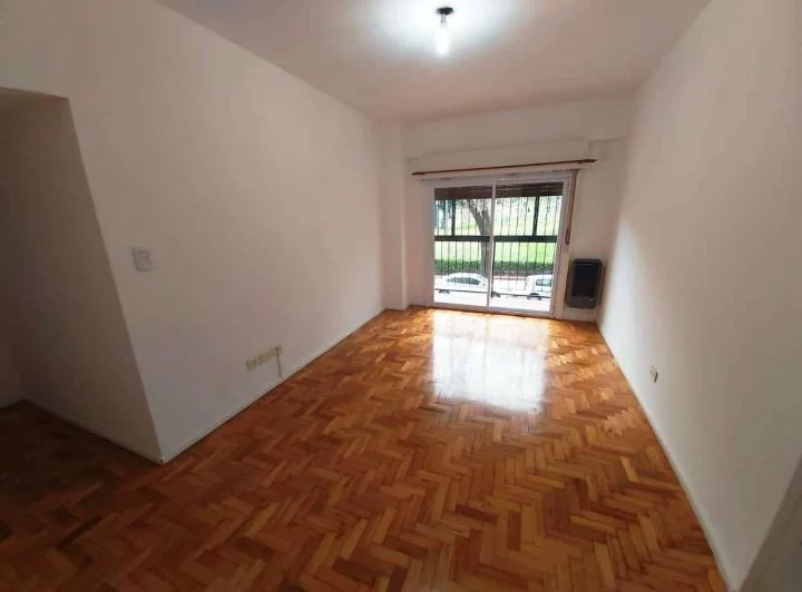 Hermoso 2 ambientes al frente. 2 balcones. Apto profesional. Excelente estado! 2