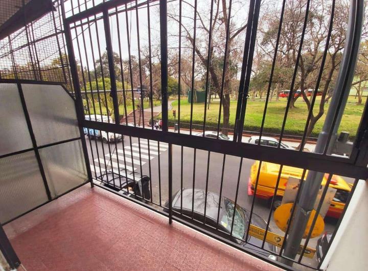 Hermoso 2 ambientes al frente. 2 balcones. Apto profesional. Excelente estado! 1