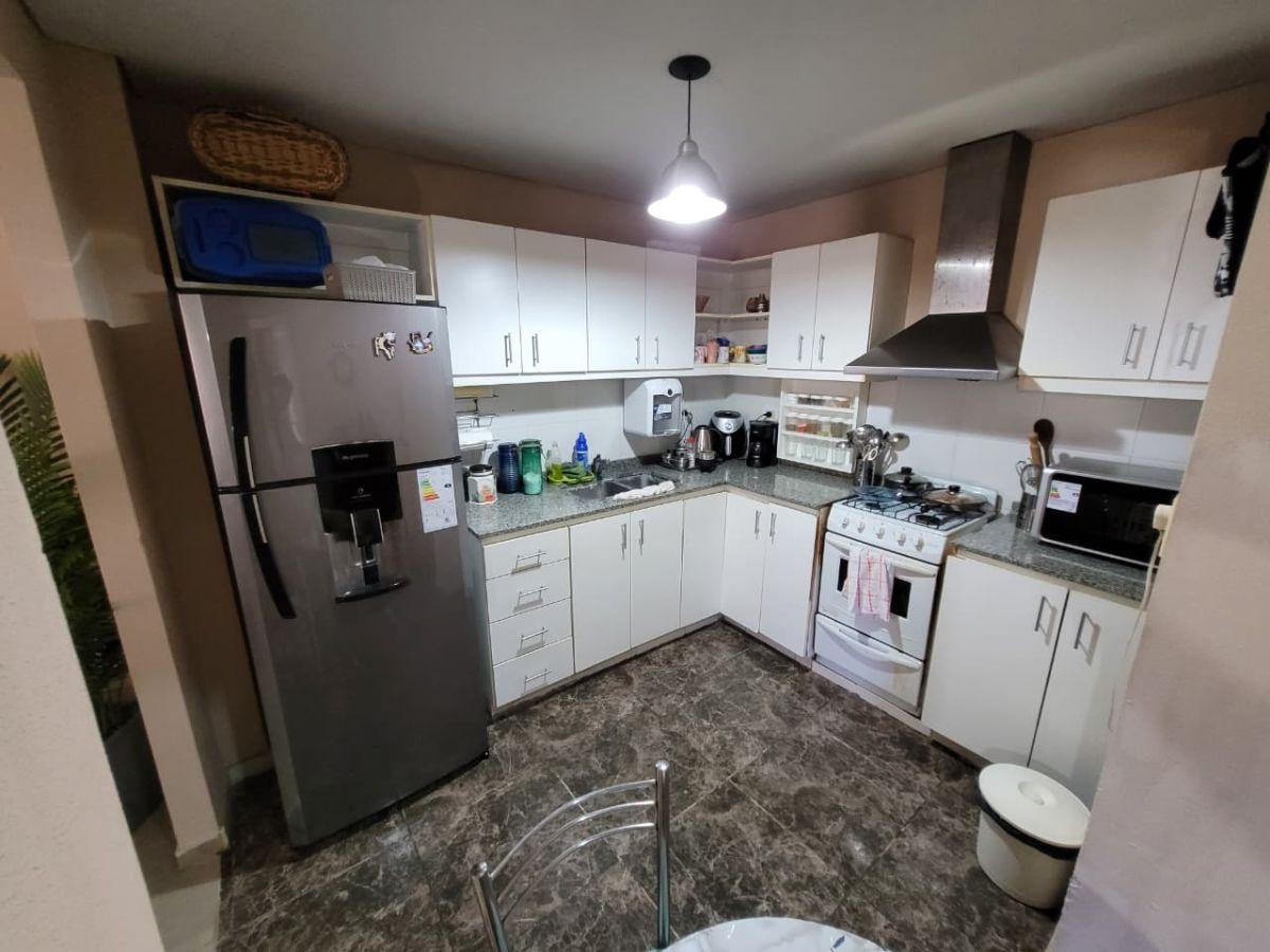 Foto de Hermosa casa de 4 ambientes en esquina c/ 2 baños en suite y terraza. A, imagen 5
