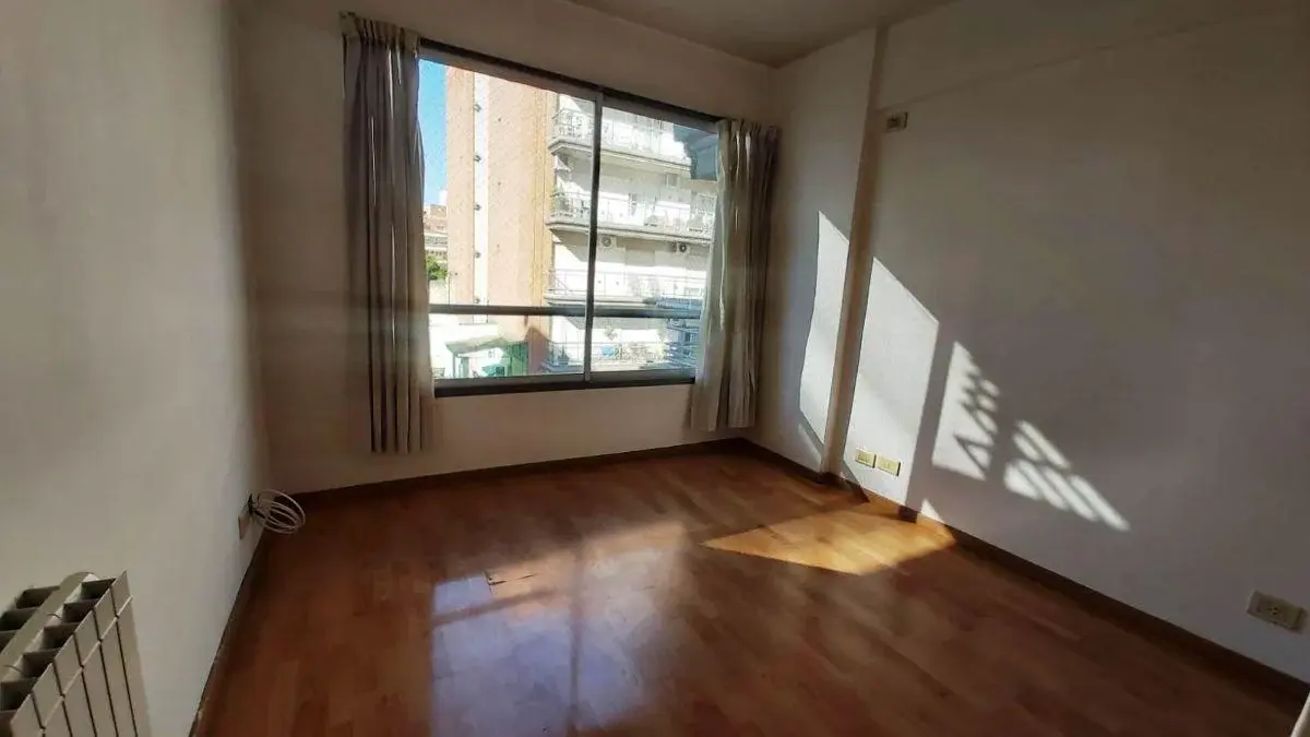 Hermoso departamento de 2 ambientes al frente con balcón. Solárium y Laundry 5