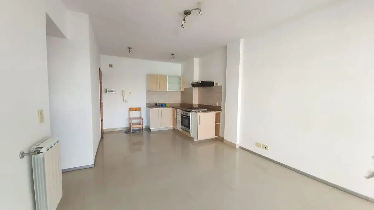 Hermoso departamento de 2 ambientes al frente con balcón. Solárium y Laundry 2