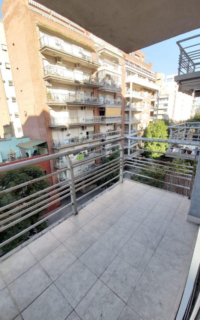 Hermoso departamento de 2 ambientes al frente con balcón. Solárium y Laundry