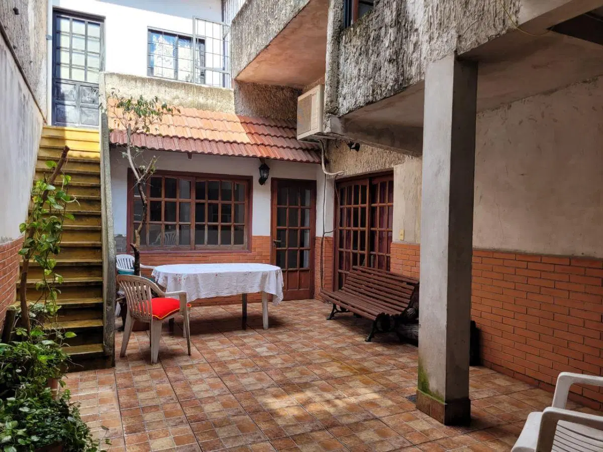 Hermosa casa de 6 amb c/ cochera y local en via pública. Dormitorio en suite. 3 baños. Patio. Tza 4