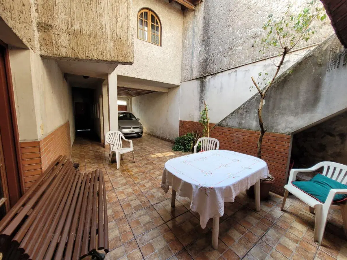 Hermosa casa de 6 amb c/ cochera y local en via pública. Dormitorio en suite. 3 baños. Patio. Tza 3