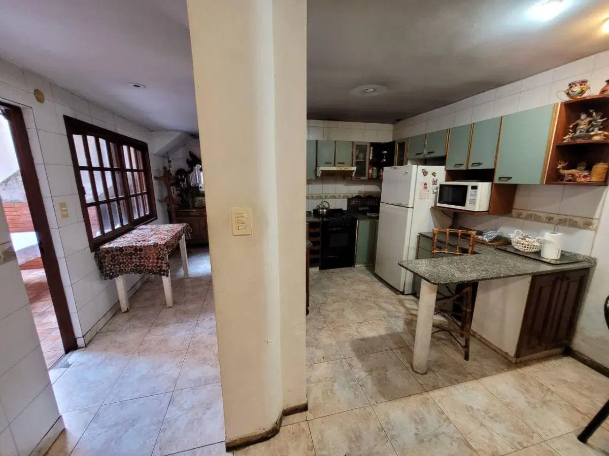 Hermosa casa de 6 amb c/ cochera y local en via pública. Dormitorio en suite. 3 baños. Patio. Tza 5