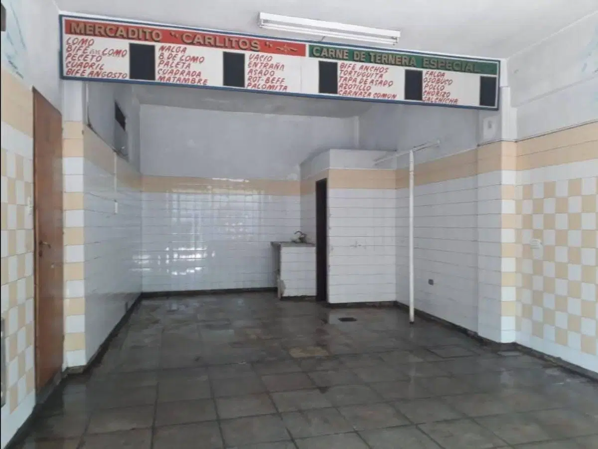 Hermosa casa de 6 amb c/ cochera y local en via pública. Dormitorio en suite. 3 baños. Patio. Tza 2