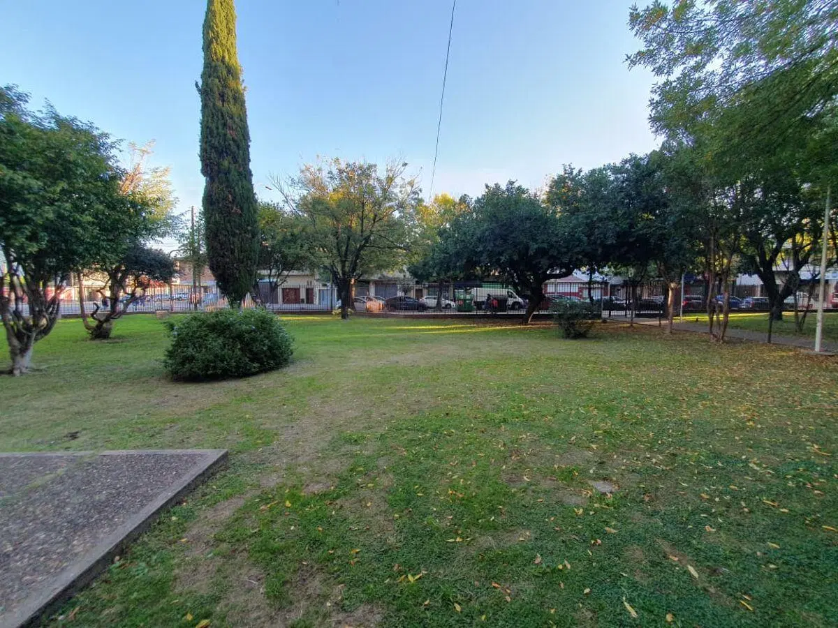 Hermoso depto 5 ambientes c/ balcón al frente en 2° piso p/ escalera. 2 baños. "Apto crédito" 5