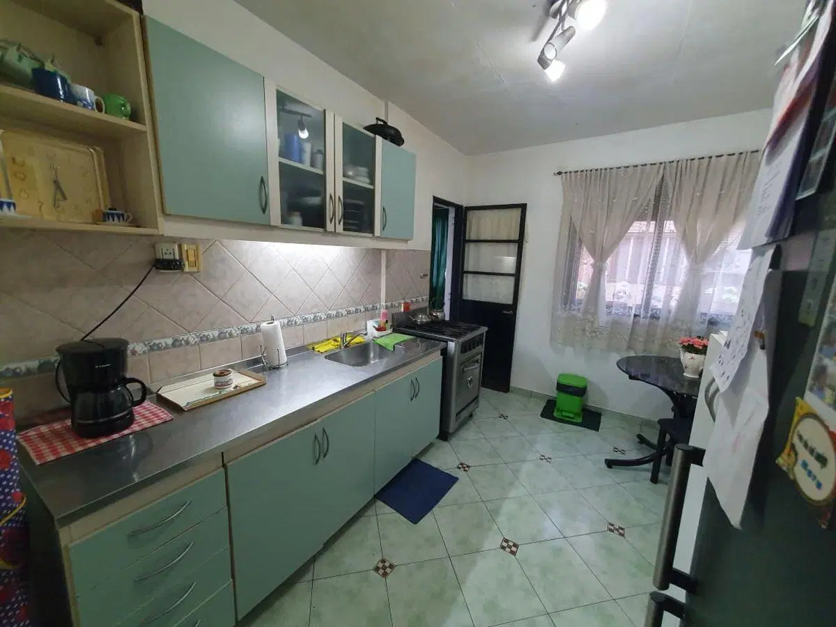 Hermoso depto 5 ambientes c/ balcón al frente en 2° piso p/ escalera. 2 baños. "Apto crédito" 3