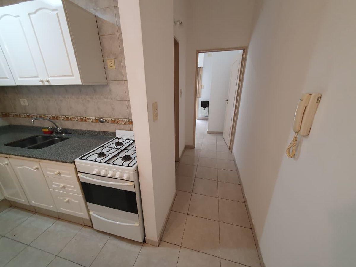 Foto de Hermoso departamento tipo casa de 2 ambientes al contrafrente, con hermosa vista a jardín común!, imagen 3