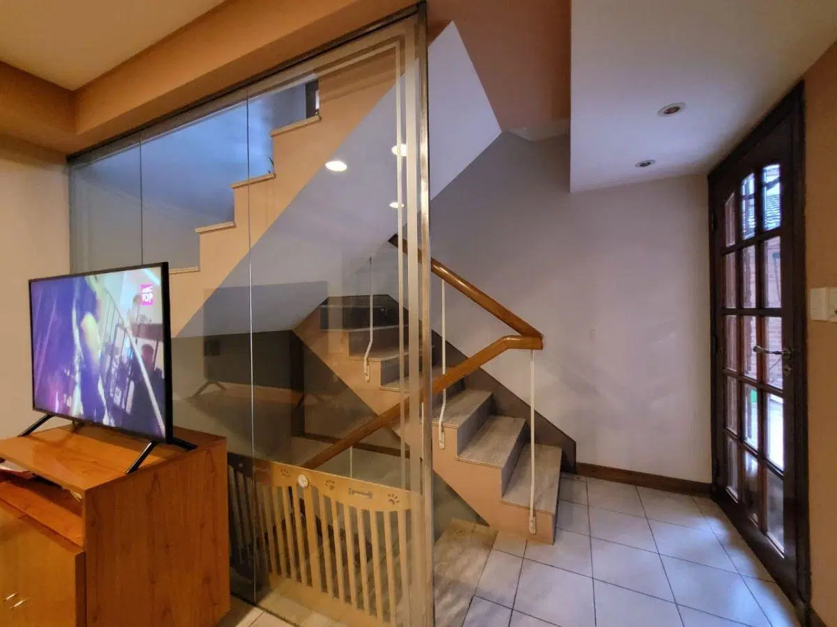 Gran Casa lote propio desarrollada en 4 plantas, 5 Amb c/ cochera. 3 baños. Patio. Tza. Quincho. 2