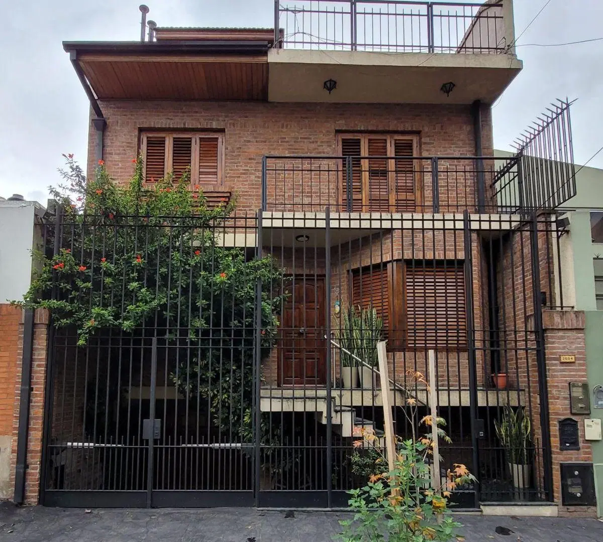 Gran Casa lote propio desarrollada en 4 plantas, 5 Amb c/ cochera. 3 baños. Patio. Tza. Quincho. 4