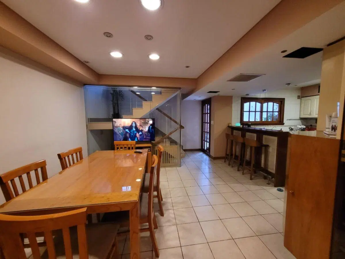 Gran Casa lote propio desarrollada en 4 plantas, 5 Amb c/ cochera. 3 baños. Patio. Tza. Quincho. 3