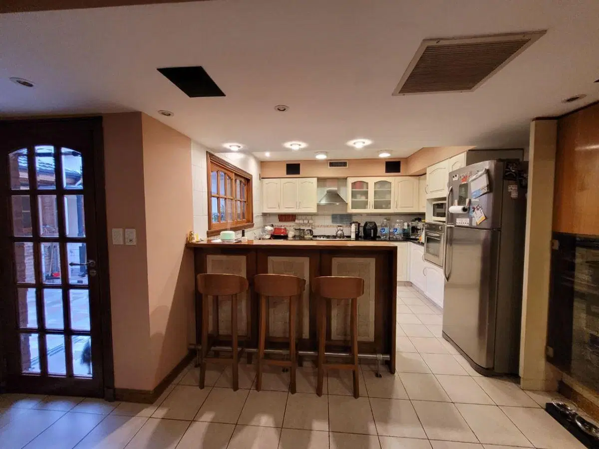 Gran Casa lote propio desarrollada en 4 plantas, 5 Amb c/ cochera. 3 baños. Patio. Tza. Quincho. 5