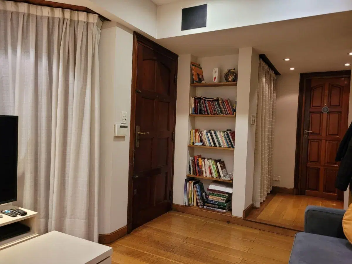 Gran Casa lote propio desarrollada en 4 plantas, 5 Amb c/ cochera. 3 baños. Patio. Tza. Quincho. 8