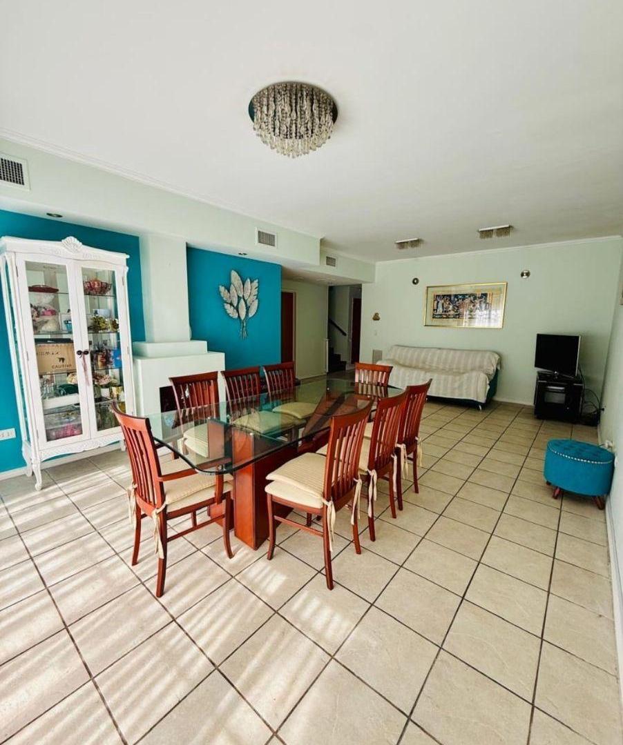 Foto de Hermosa casa 5 amb. Cochera. Dormitorio en suite. 3 baños. Fondo libre, imagen 4