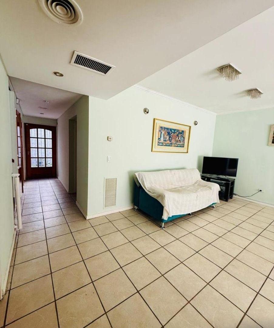 Foto de Hermosa casa 5 amb. Cochera. Dormitorio en suite. 3 baños. Fondo libre, imagen 3