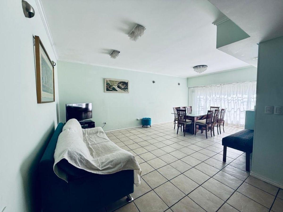 Foto de Hermosa casa 5 amb. Cochera. Dormitorio en suite. 3 baños. Fondo libre, imagen 2
