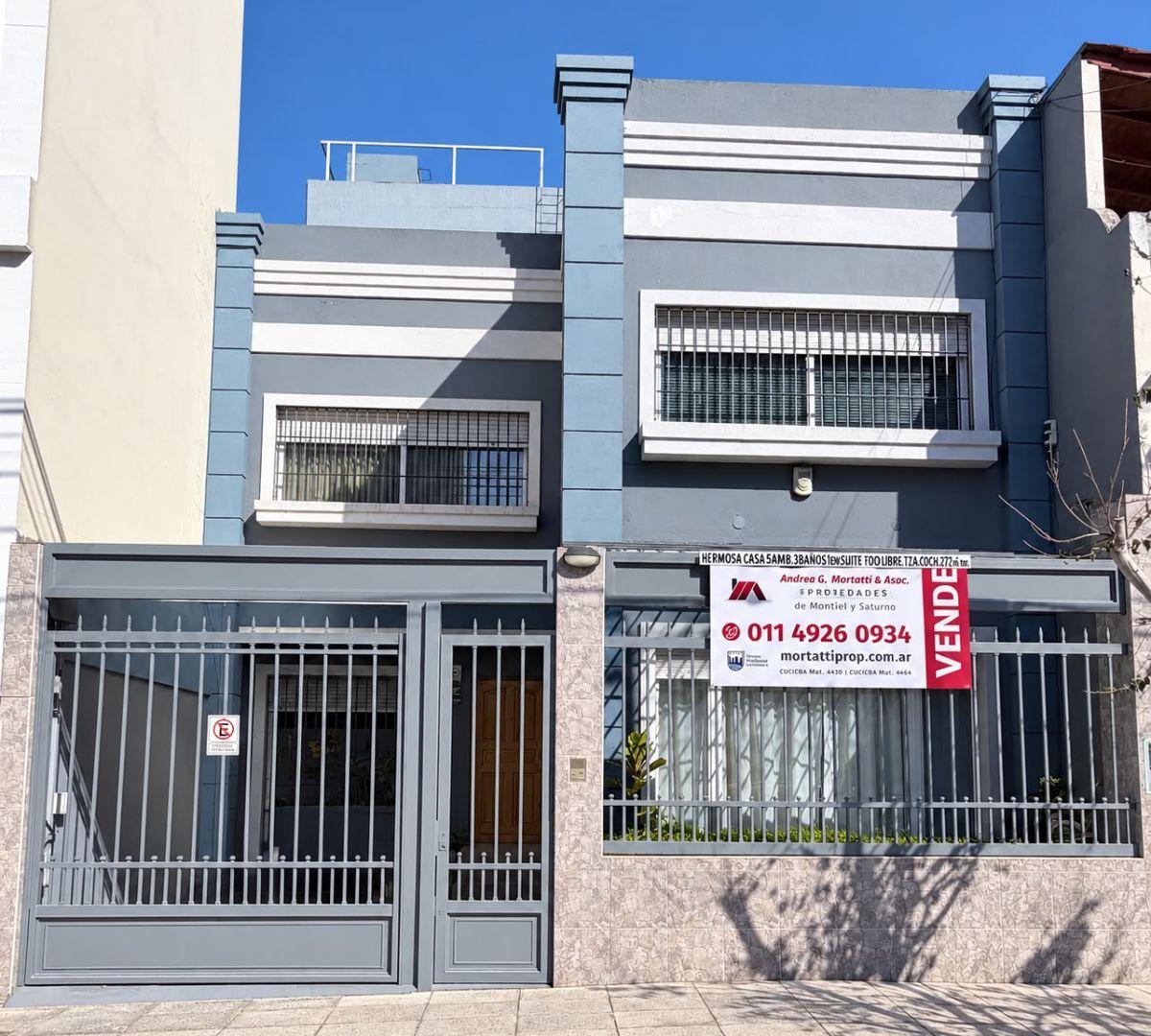 Foto de Hermosa casa 5 amb. Cochera. Dormitorio en suite. 3 baños. Fondo libre, imagen 1