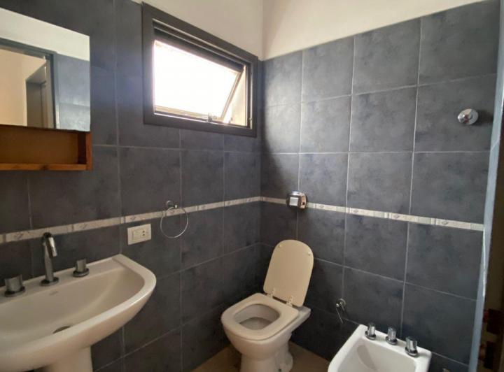 DEPARTAMENTO EN ALQUILEN BARRIO YAPEYU A METROS DE 24 DE SEPTIEMBRE 4