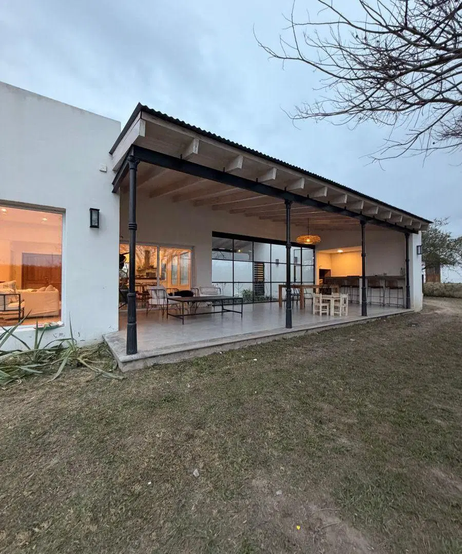 Casa en Alquiler Chacras de Santa María, San lorenzo chico, 3 dormitorios y dependencia. 3
