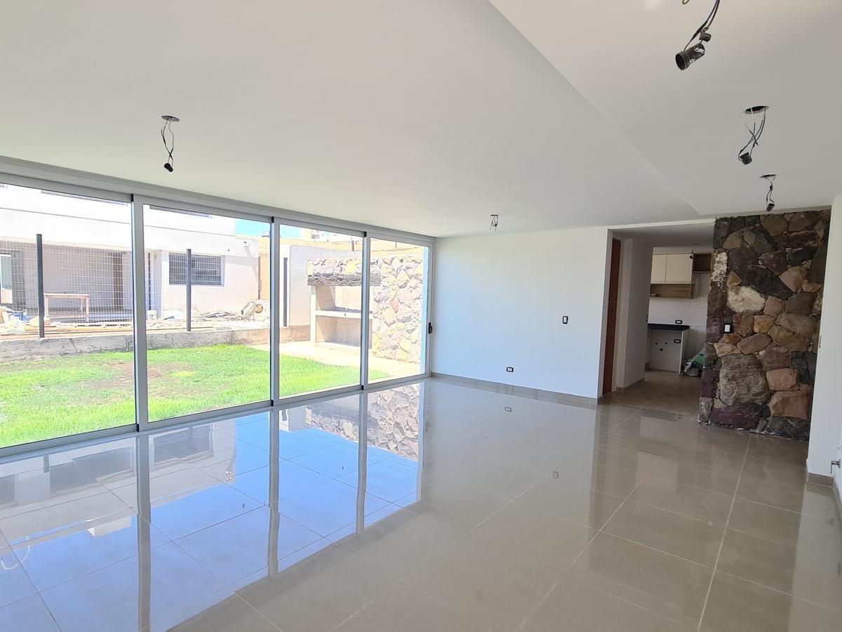 Hauser Vende Muy Linda Casa a Estrenar en Barrio La Bastilla! 1