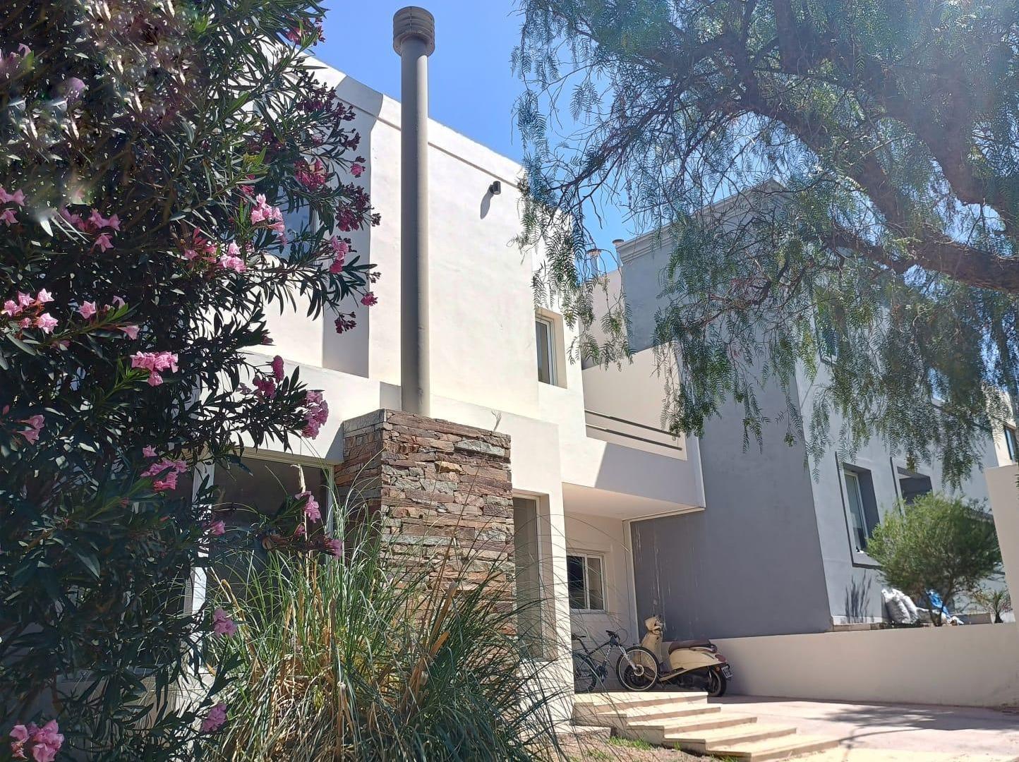 CASA EN BARRIO DALVIAN