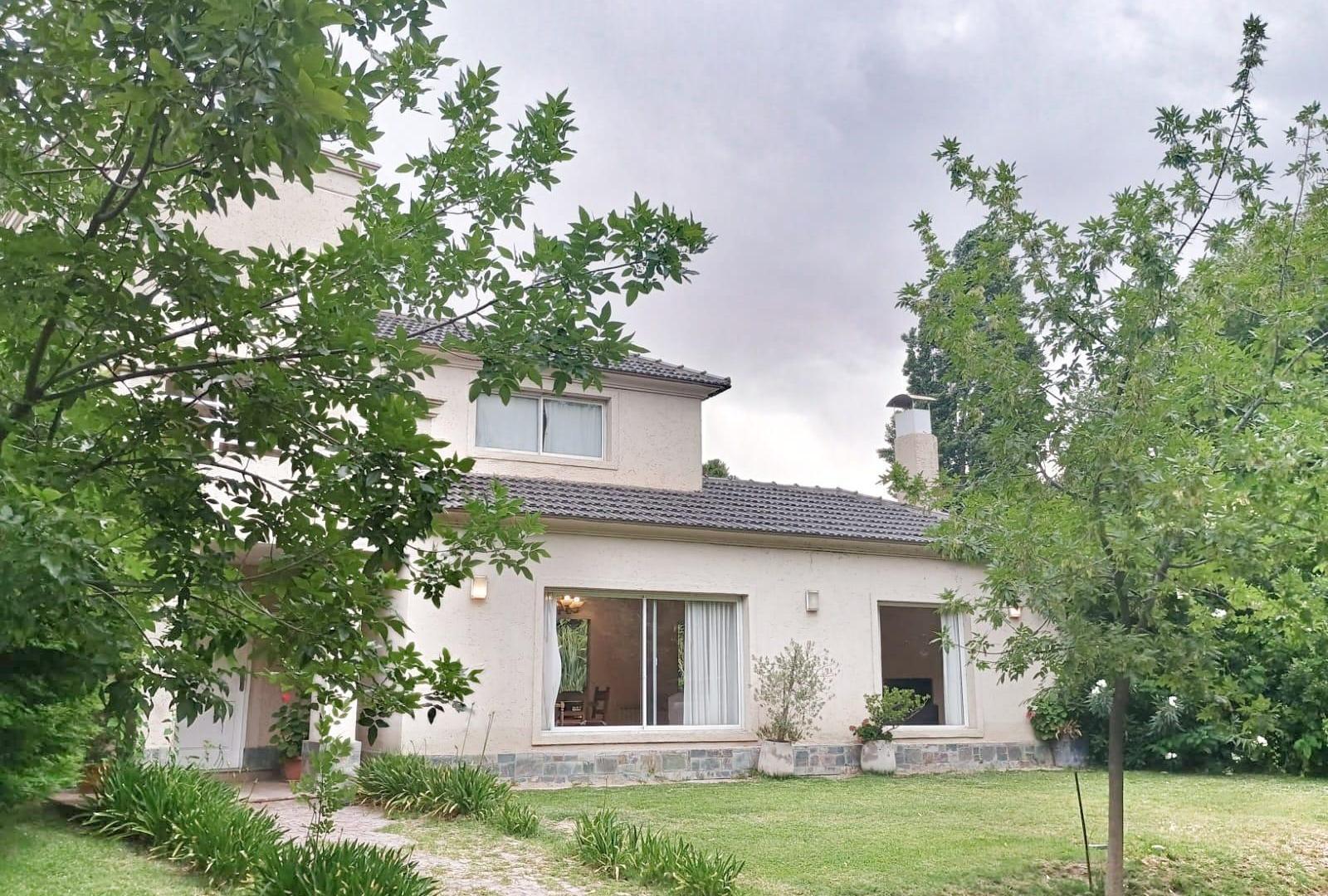 HAUSER VENDE CASA EN BARRIO EL RECODO
