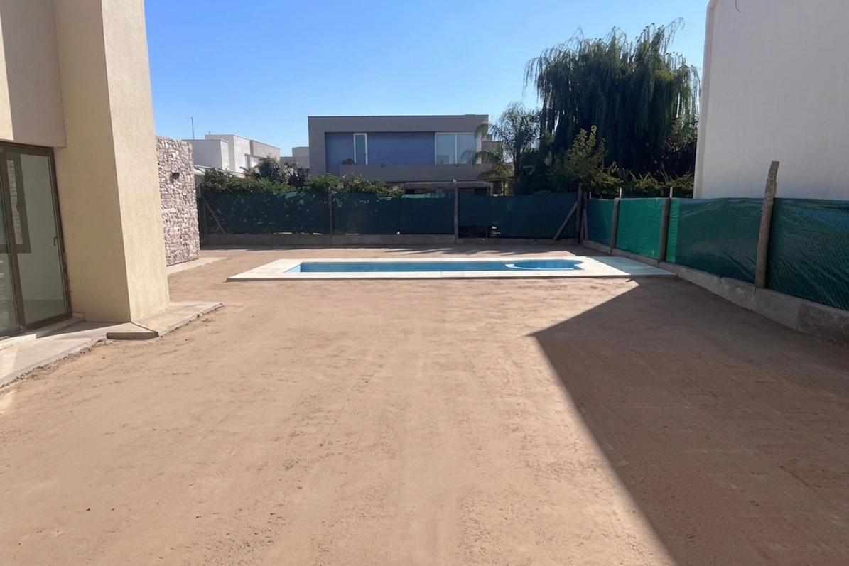 Espectacular casa de categoría a estrenar en venta – Las Cortaderas Country