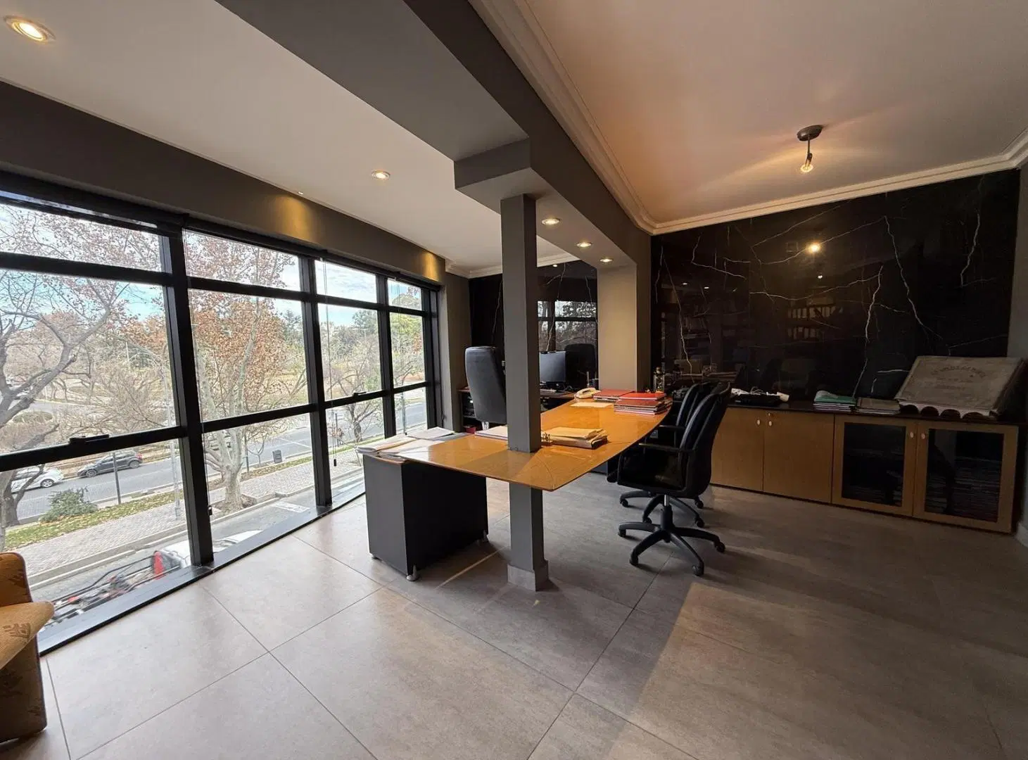 HAUSER vende amplia oficina totalmente renovada en calle Pedro Molina! 4