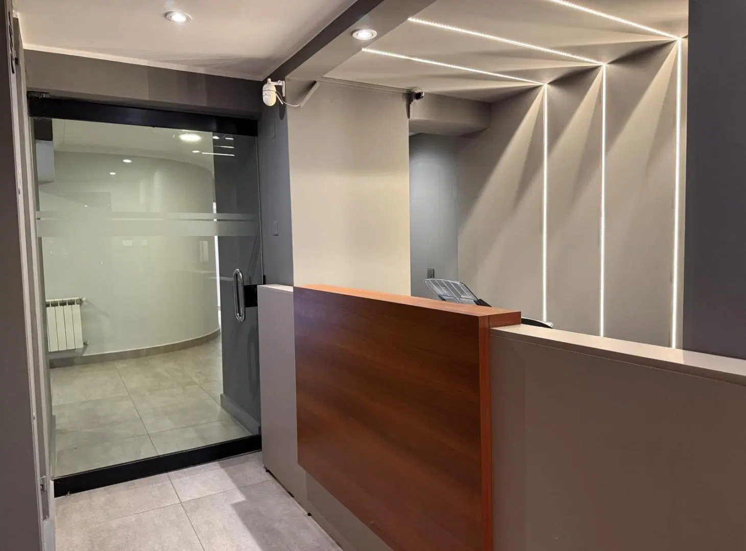 HAUSER vende amplia oficina totalmente renovada en calle Pedro Molina! 3