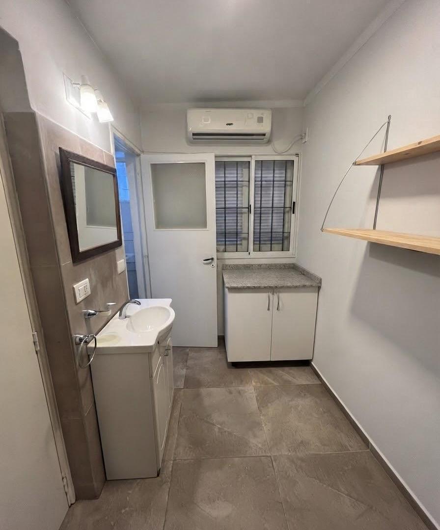 Foto de Hauser Vende Casa en Esquina – Barrio Bombal, Ciudad, imagen 2