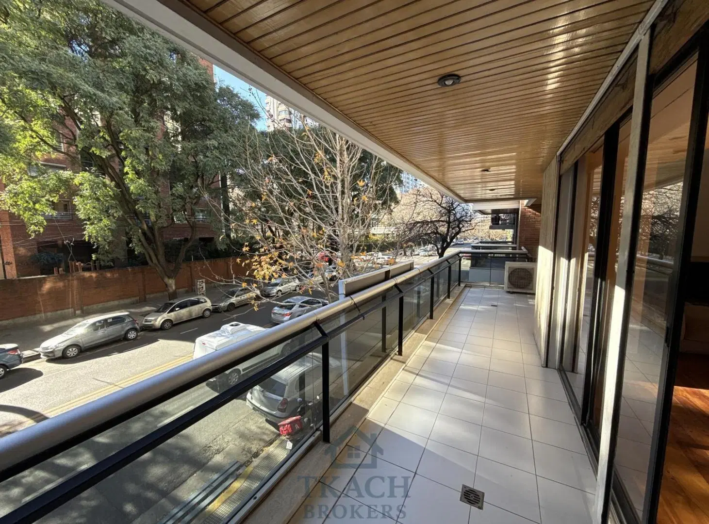 EN VENTA. Gran Departamento de 5 ambientes con dependencia, patio y cochera 8
