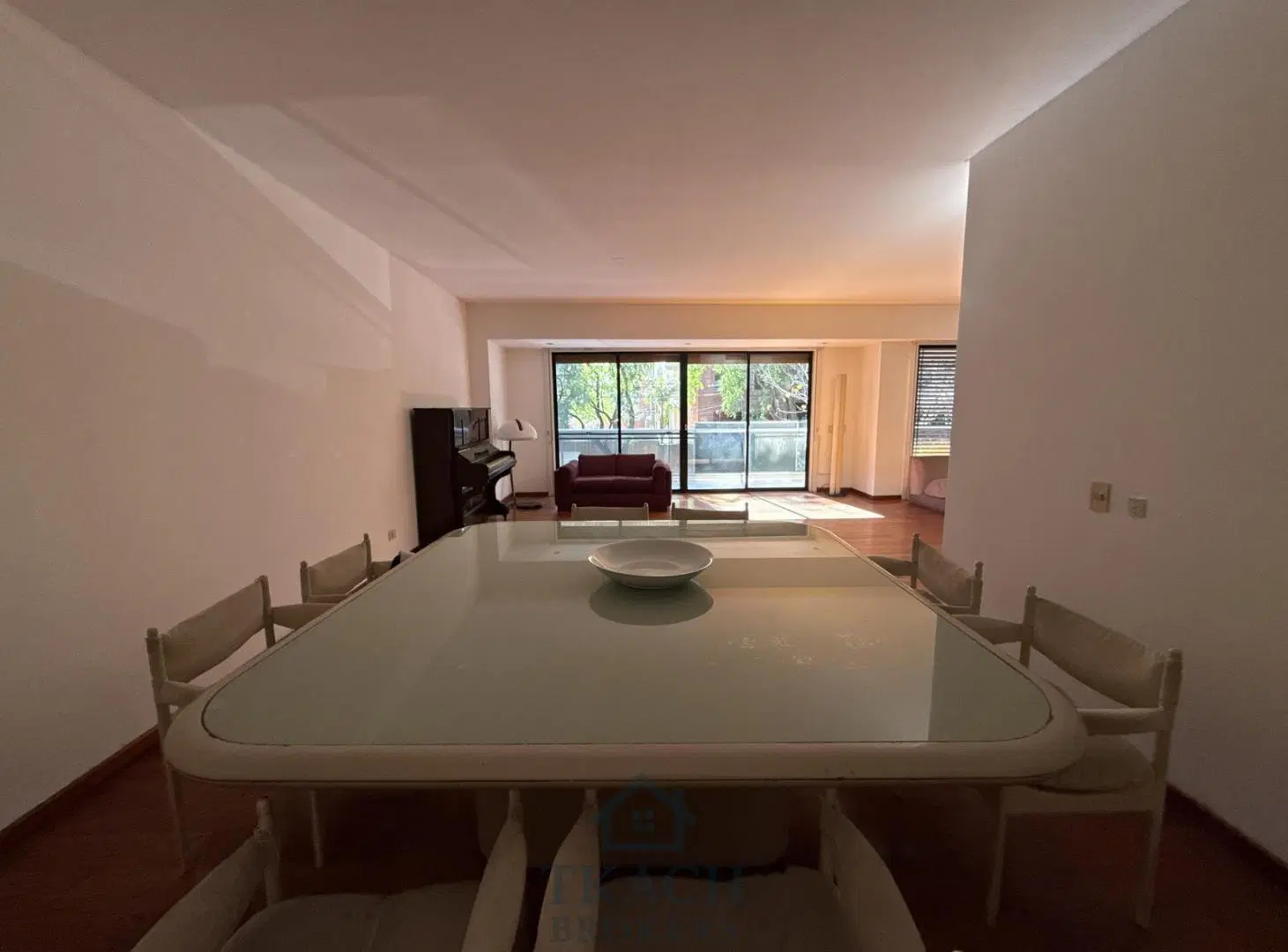 EN VENTA. Gran Departamento de 5 ambientes con dependencia, patio y cochera 4
