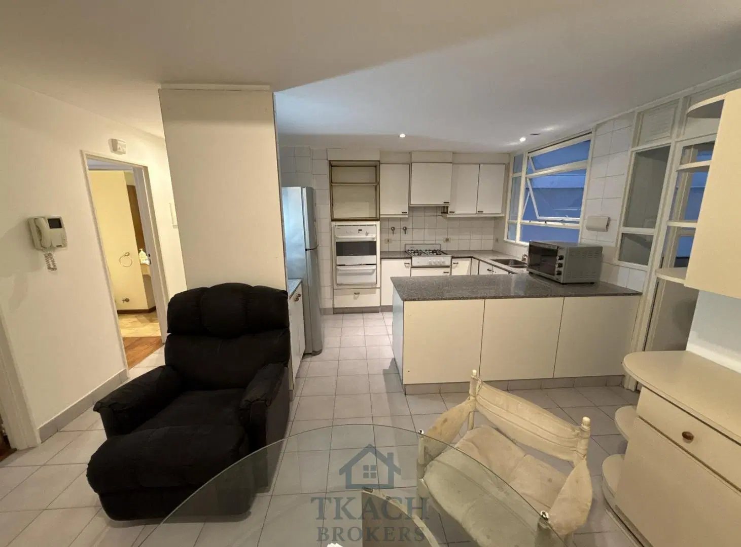 EN VENTA. Gran Departamento de 5 ambientes con dependencia, patio y cochera 5