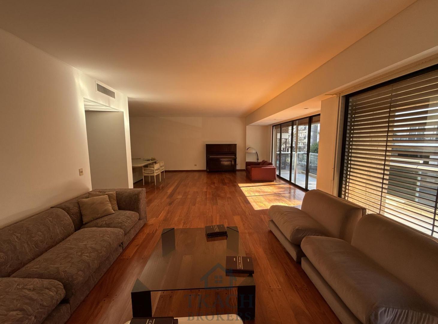 Foto de EN VENTA. Gran Departamento de 5 ambientes con dependencia, patio y, imagen 1