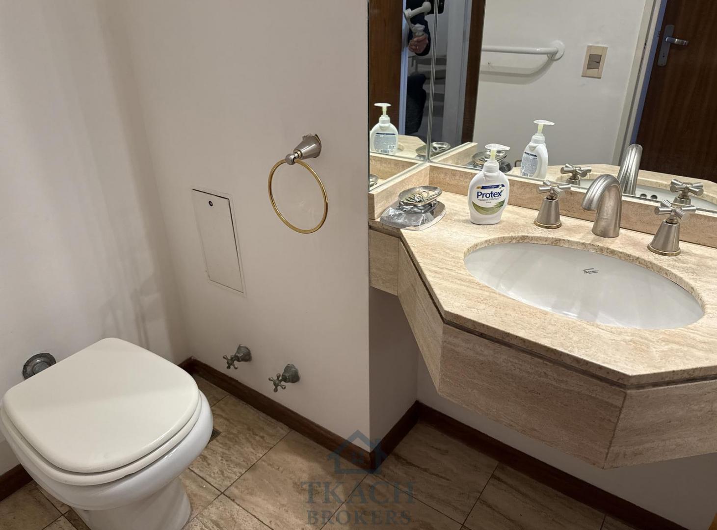 Foto de EN VENTA. Gran Departamento de 5 ambientes con dependencia, patio y, imagen 4