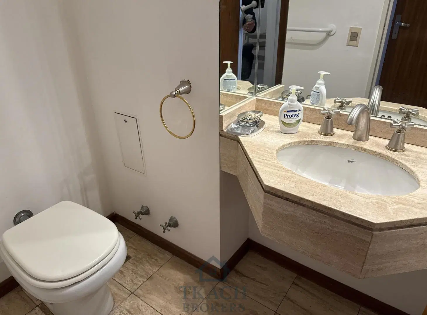 EN VENTA. Gran Departamento de 5 ambientes con dependencia, patio y cochera 3