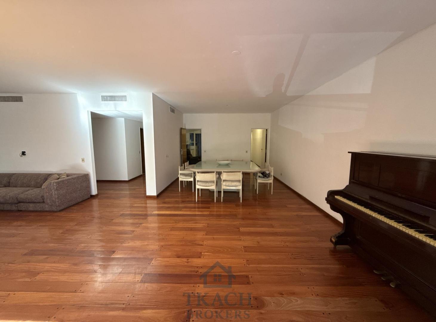 Foto de EN VENTA. Gran Departamento de 5 ambientes con dependencia, patio y, imagen 2
