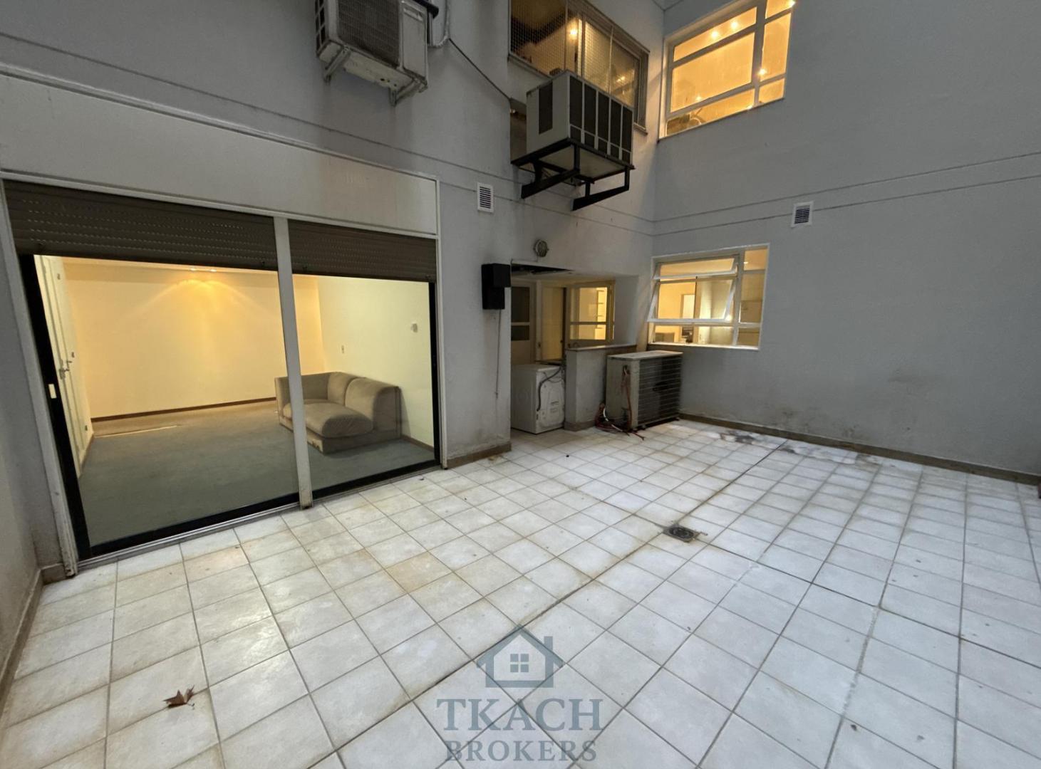 Foto de EN VENTA. Gran Departamento de 5 ambientes con dependencia, patio y, imagen 3